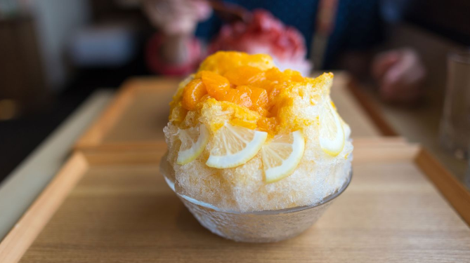 Xarope cítrico misto é derramado sobre gelo raspado neste kakigori japonês / Getty Images