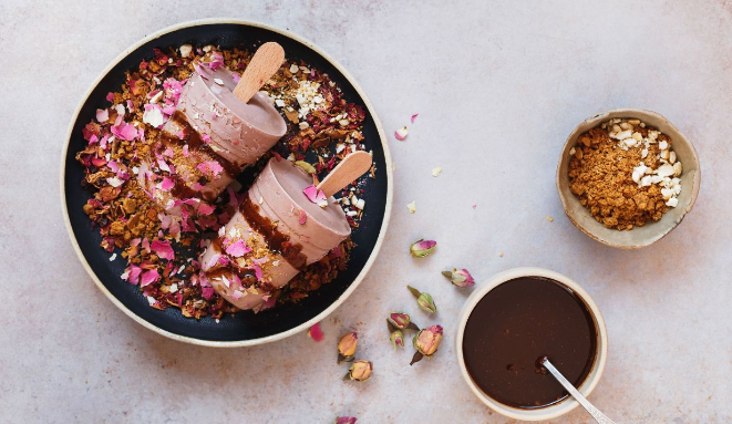 Este masala chai kulfi é servido com migalhas de biscoito, calda de chocolate e algumas pétalas de rosas secas por cima. Este masala chai kulfi é servido com migalhas de biscoito, calda de chocolate e algumas pétalas de rosas secas por cima / Getty Images