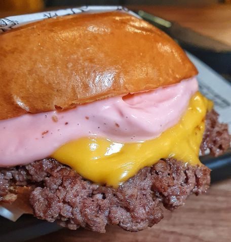 Smash tradicional com a temática maionese da Barbie / Caroline Grimm