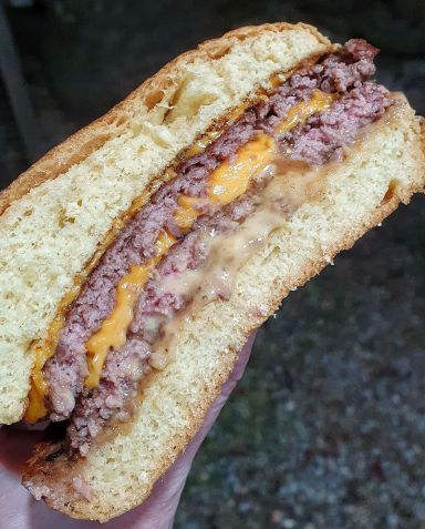 Interior suculento do smashburger do Cavalera / Caroline Grimm