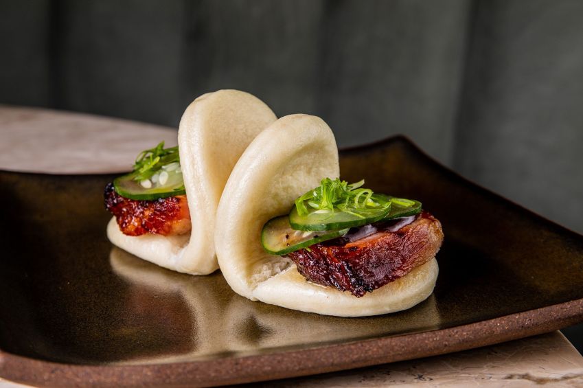 Ban no Vapor com barriga de porco assada, picles e molho hoisin, do Elena, que tem cardápio assinado por Itamar Araújo / Tomás Rangel