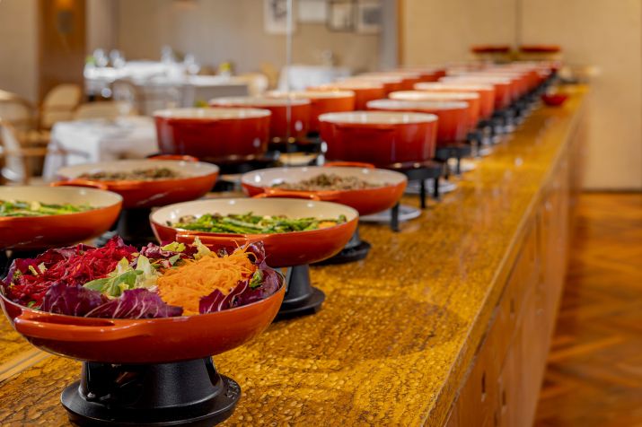Os ingredientes da feijoada são oferecidos separadamente e, à vontade, num grande buffet / Tadeu Brunelli