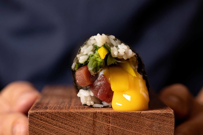 Futomaki do Goya Zushi; balcão opera com omakase / Tati Frison