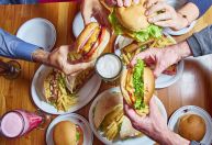 Osnir Hambúrguer: 54 anos de história, nova unidade e 1.000 lanches vendidos diariamente