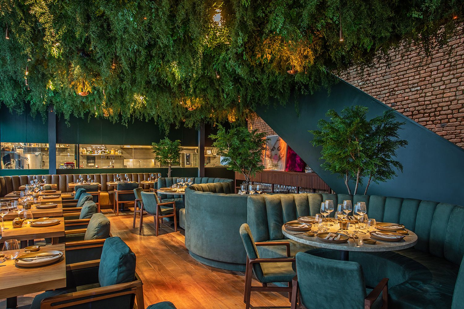 Salão do Elena tem decoração moderna e é só uma das opções de ambiente do restaurante no Horto / Tomás Rangel