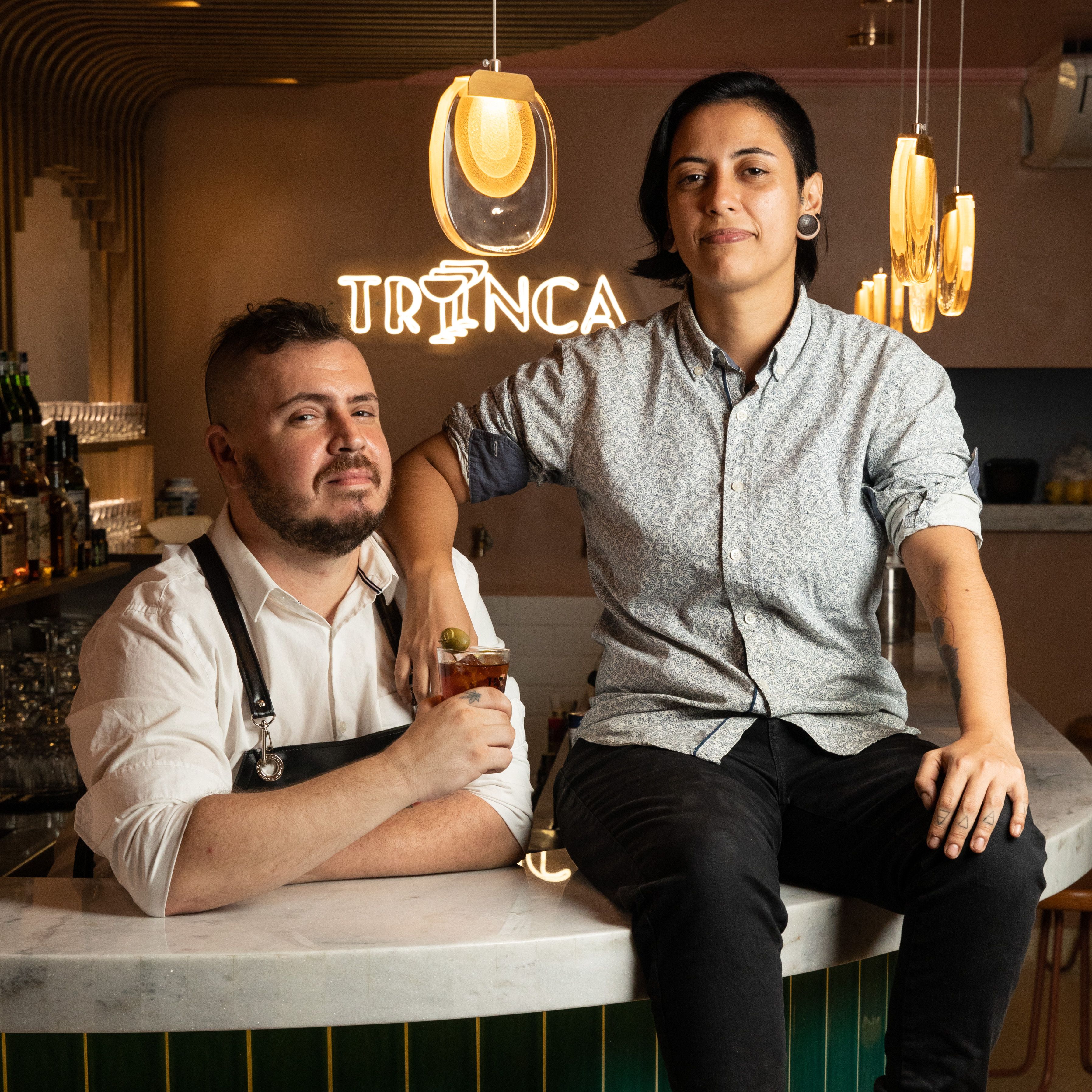 Alê Bussad e Tábata Magarão, casal à frente do Trinca Bar, em São Paulo  / Leo Martins