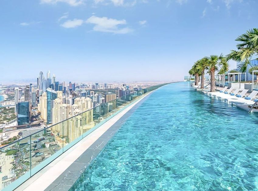 Piscina infinita ao ar livre mais alta do mundo fica no 77º andar do Address Beach Resort, em Dubai • Reprodução/Instagram