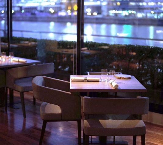 Restaurante em Puerto Madero tem vista para as docas / Magdalena Staurino