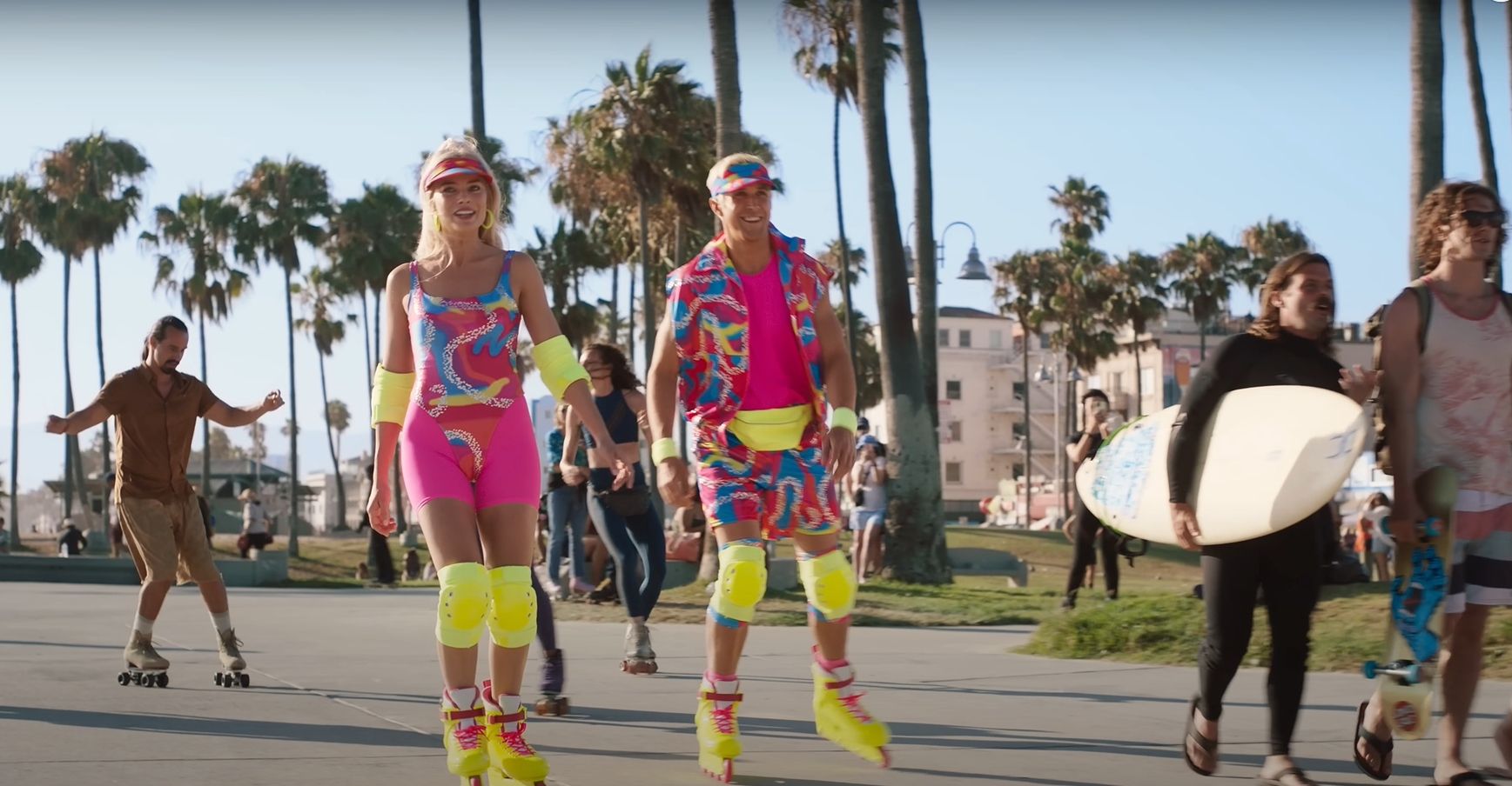 Margot Robbie e Ryan Gosling como Barbie e Ken em Venice Beach no filme "Barbie" / Reprodução/YouTube