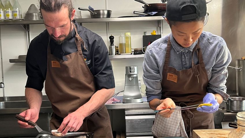 Kristen ao lado do chef Rogier Jansen na cozinha do hotel no Ártico / ©National Geographic