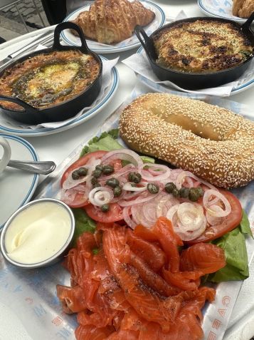 Café Mishiguene fica aberto o dia inteiro com menu lotado de delícias de influência judaica  / Tina Bini