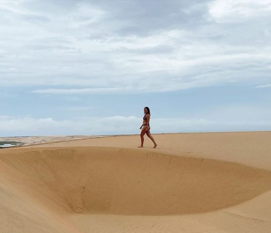 Daniela Filomeno nas Dunas de Tatajuba, nas redondezas da Vila de Jericoacoara / CNN Viagem & Gastronomia