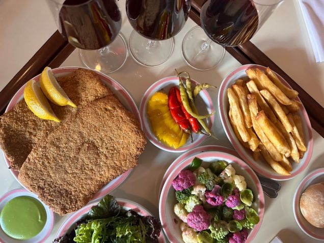 El Preferido foca em ingredientes sazonais e pratos chegam à mesa sem firulas; em destaque na foto, milanesa / CNN Viagem & Gastronomia