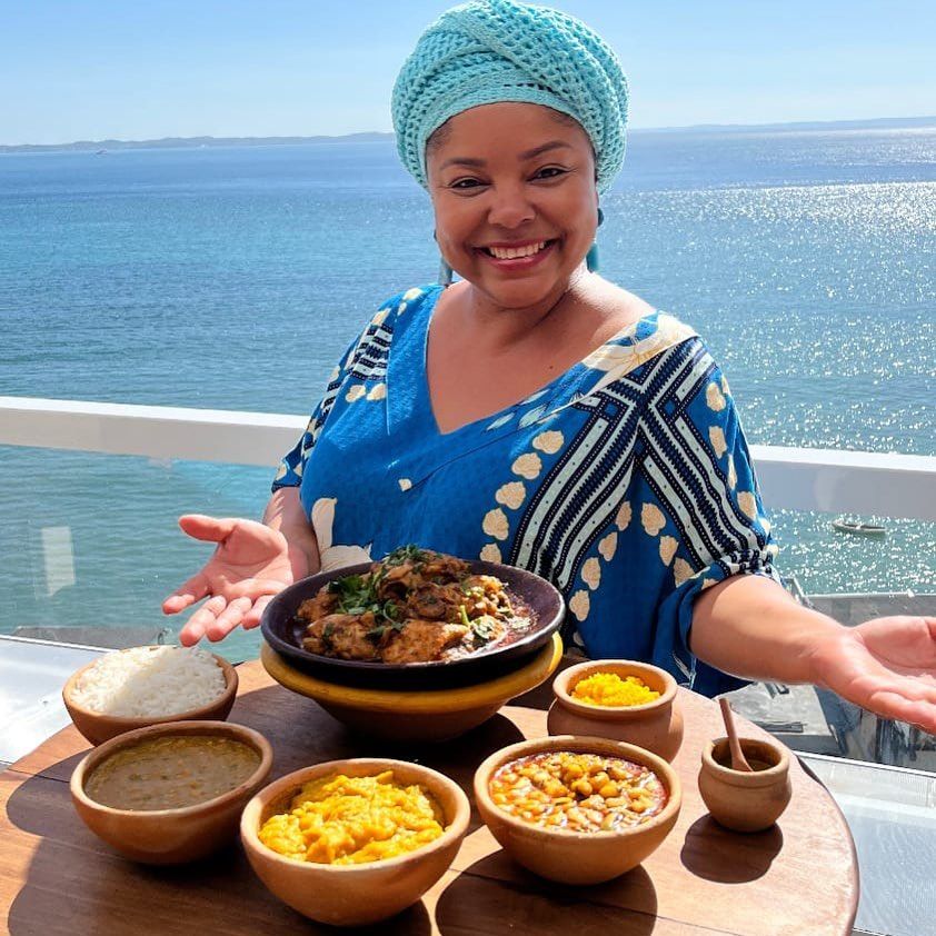 Chef Deliene Mota com pratos servidos no Encantos da Maré/ Reprodução/Intagram