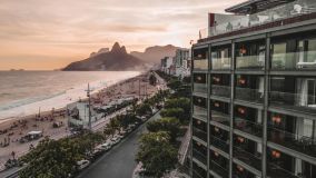 Fachado do Fasano Rio e parte da Praia de Ipanema, no Rio