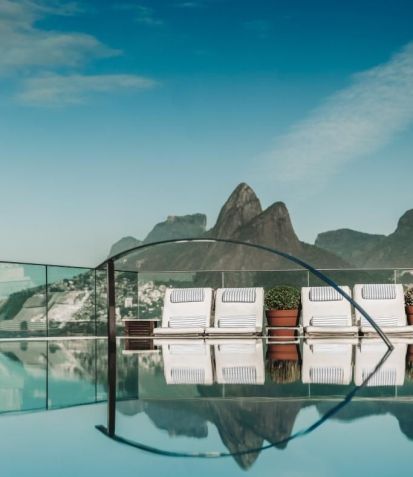 Piscina de borda infinita na cobertura do hotel com vistas para o Morro Dois Irmãos / Bruno Fioravanti