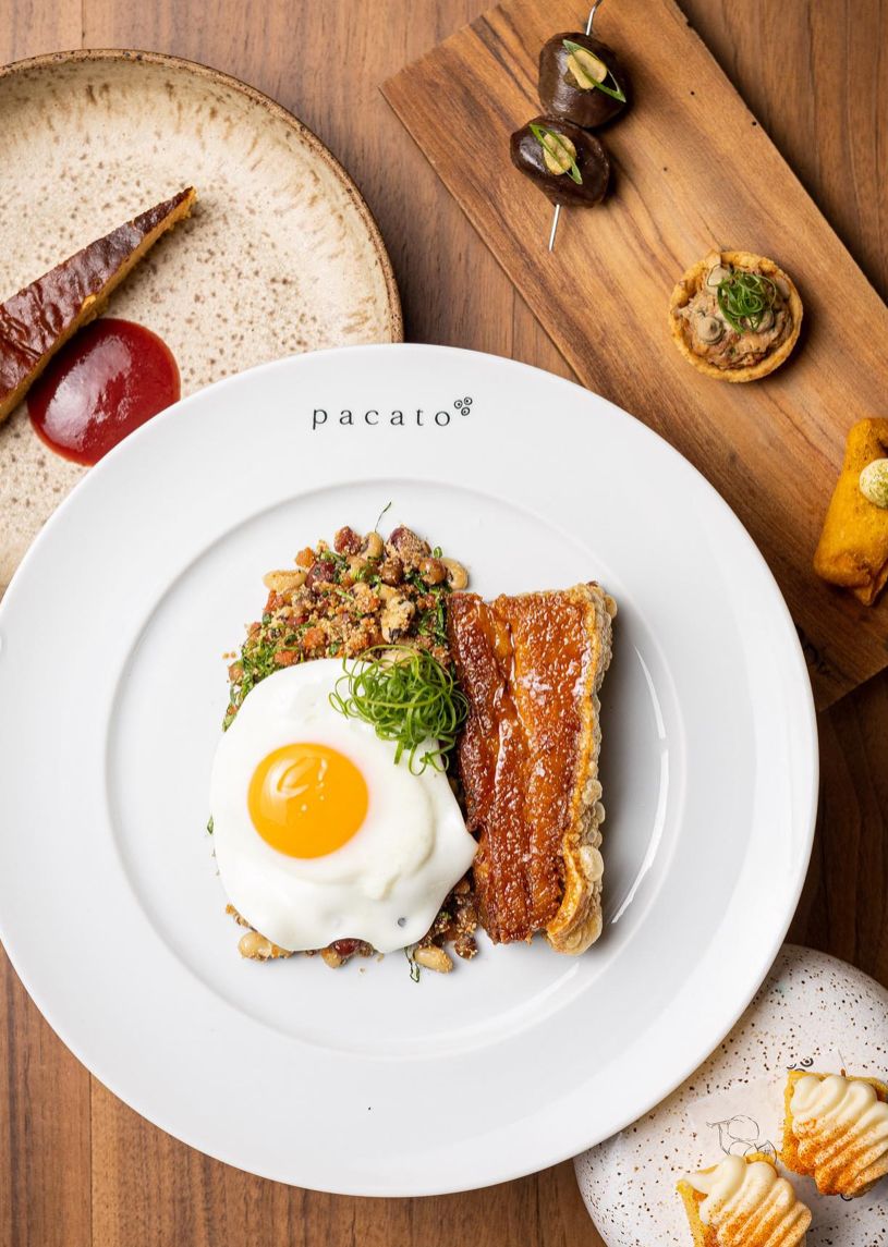 Almoço executivo do Pacato com opção do feijão tropeiro feito com a receita da avó do chef Caio Soter / Divulgação