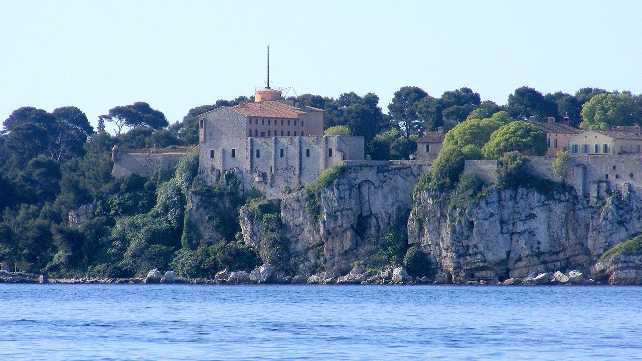 Em Sainte-Marguerite, Fort Royal abriga forte e museu, incluindo antiga cela do Homem da Máscara de Ferro • Picasa