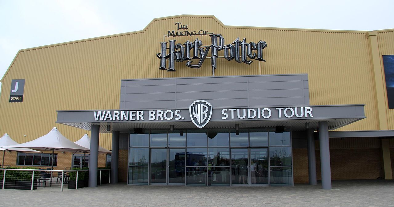 Entrada do "The Making of Harry Potter" nos estúdios Warner Bros. na Inglaterra / Karen Roe/Wikimedia Commons
