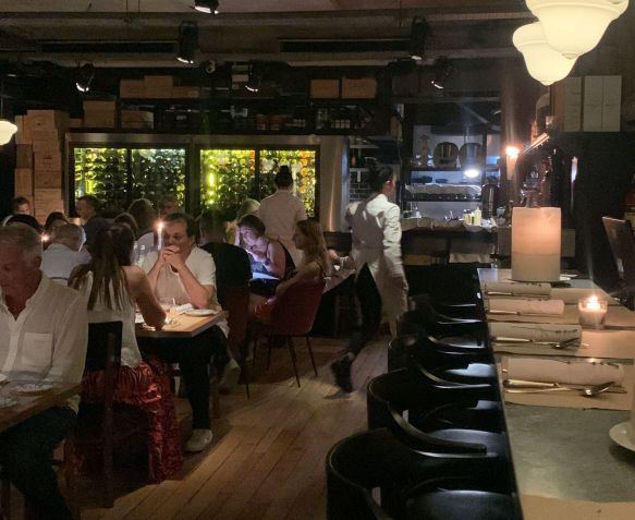 Ambiente interno do Mishiguene conta com luzes baixas e balcão / CNN Viagem & Gastronomia