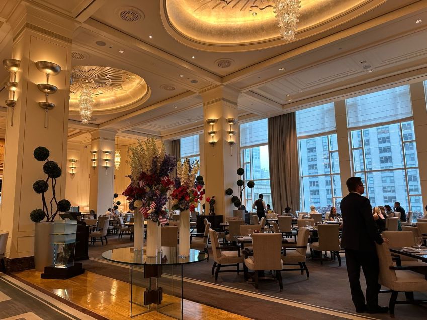 Lobby do The Peninsula Chicago carrega elegância clássica e tem pé direito alto com vistas para a cidade / Tina Bini