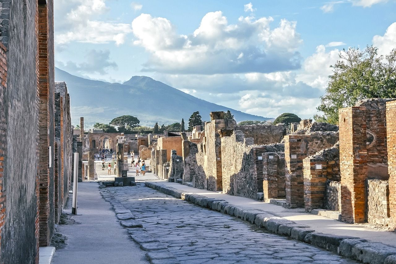 Ruínas de Pompeia com o Monte Vesúvio ao fundo