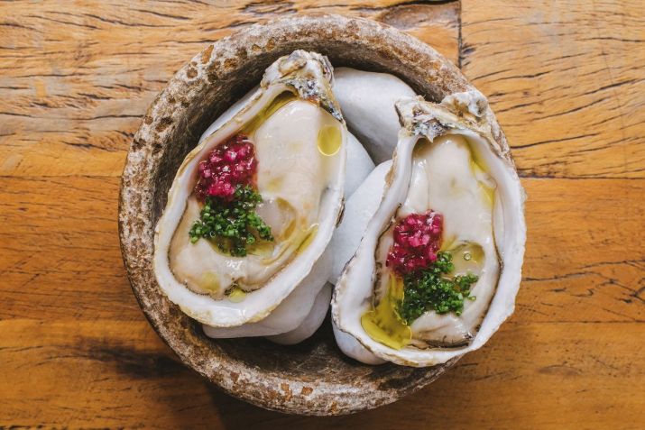 Na Vila Madalena, restaurante Cais serve ostras frescas em dupla com mignonette / Bruno Geraldi