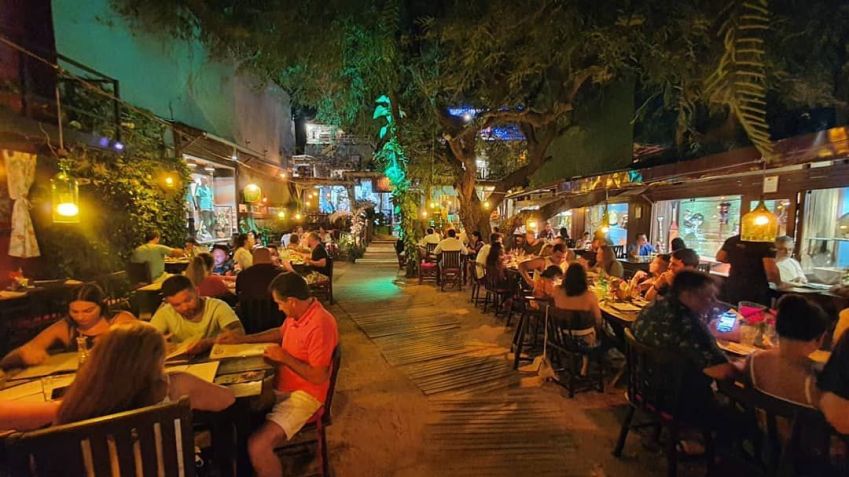 Restaurante Tamarindo é rodeado de árvores em ambiente externo de luz baixa / Reprodução/Instagram