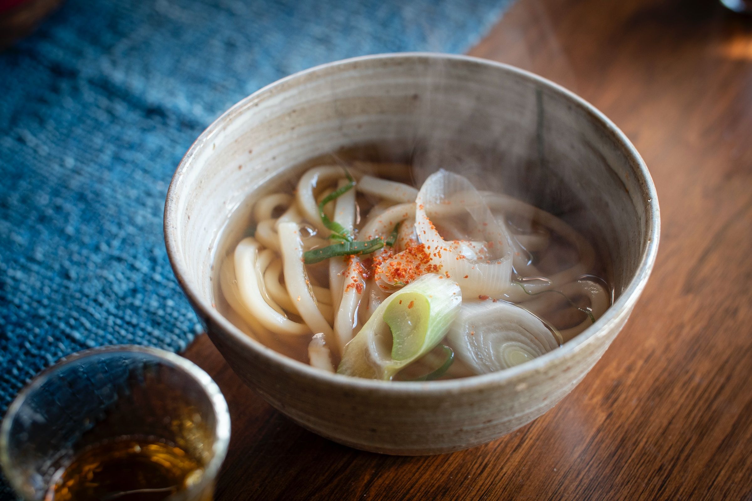 Udon é macarrão grosso de farinha de trigo comido com caldo à base de dashi, de gosto umami / Unsplash
