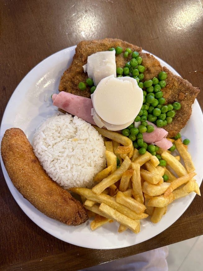 Ugue's Lanchonete serve ótimas opções para o almoço, como o especial filé a cubana / Dany Simon