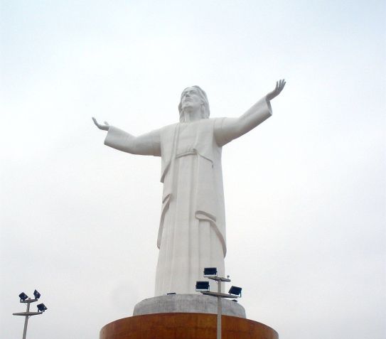 Cristo del Pacífico, em Lima, tem 37 metros / Wikimedia Commons