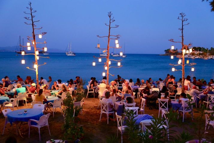 Datça é conhecida por seus bares e restaurantes agitados à beira-mar / Tolga Ildun/Alamy Stock Photo