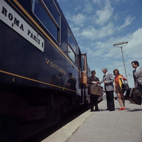 Os turistas aproveitam as férias nas ferrovias há décadas - como esses viajantes em 1971 / Lamberto Camirro/Archivio Gruppo/FS