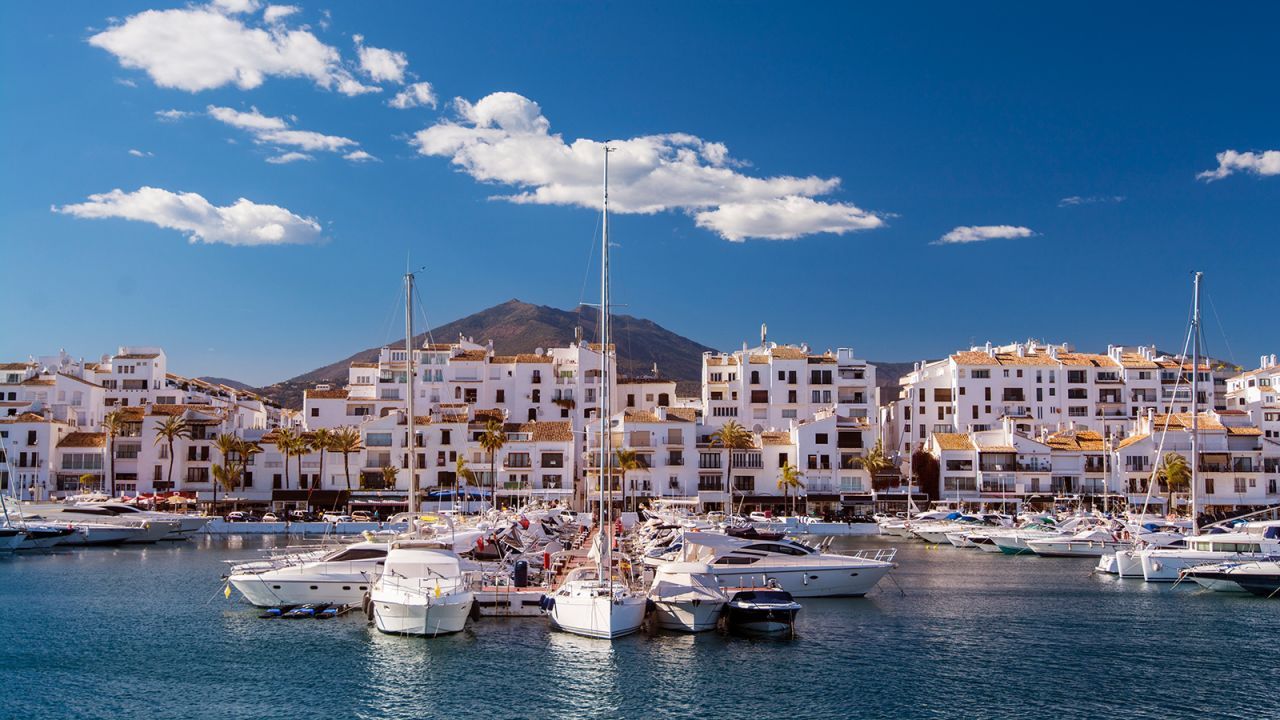 O porto caiado de Puerto Banús fica a oeste de Marbella / Deejpilot/iStockphoto/Getty Images