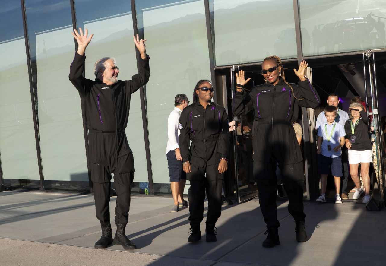 Turistas espaciais, da esquerda, Jon Goodwin, Anastatia Mayers e sua mãe, Keisha Schahaff, são vistos antes de embarcar em seu voo da Virgin Galactic no Spaceport America, perto de Truth or Consequences, Novo México / Andres Leighton/AP