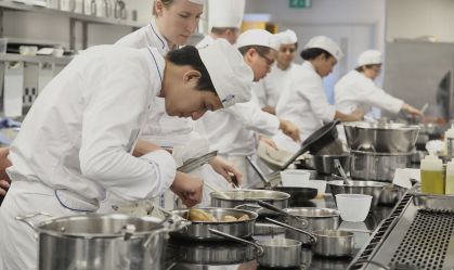 Entre livros e panelas: a evolução da educação em gastronomia no Brasil 