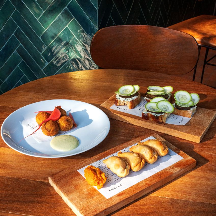 Croquete de pato, empanada de kimchi e focaccia na brasa com beringela confitada e abobrinha / Helena Rubano