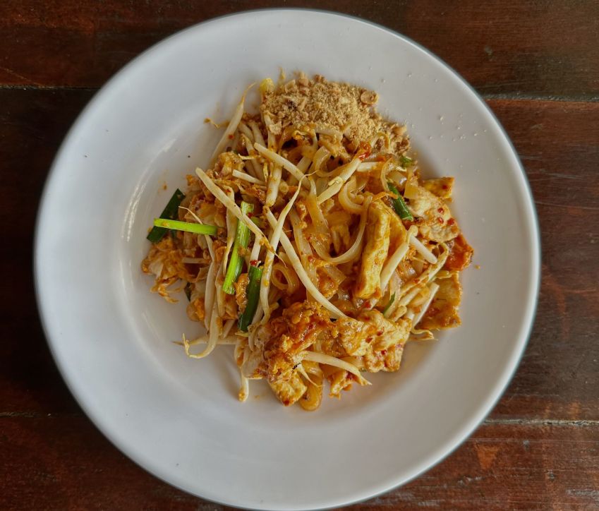 Clássico Pad Thai leva frango, broto de feijão, molho de tamarindo e uma farofinha de amendoim. / Arquivo pessoal