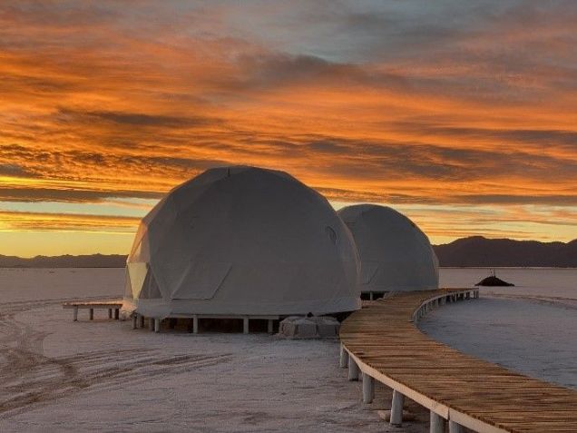 Pristine Salinas Grandes Luxury Camp tem domos no deserto de sal e oferece experiência gastronômica no almoço / Divulgação