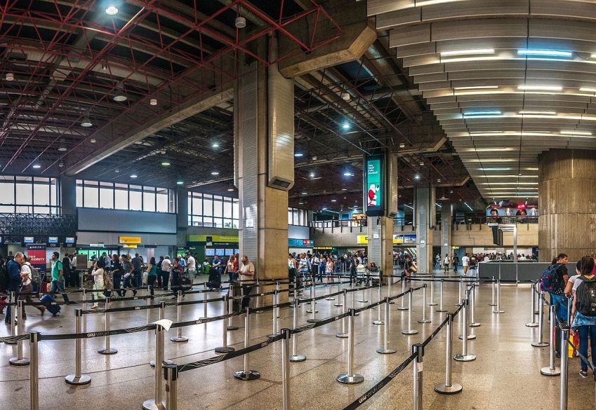 São Paulo é estado por onde mais entraram turistas internacionais no país; na foto, terminal do Aeroporto Internacional de Guarulhos / Wikimedia Commons