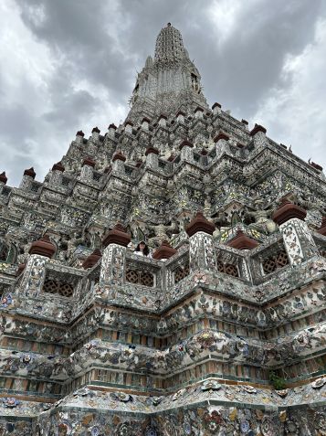 Wat Arun é um templo rodeado de outros quatro templos que representam Deuses que fazem a proteção dos quatro cantos do mundo / Arquivo pessoal