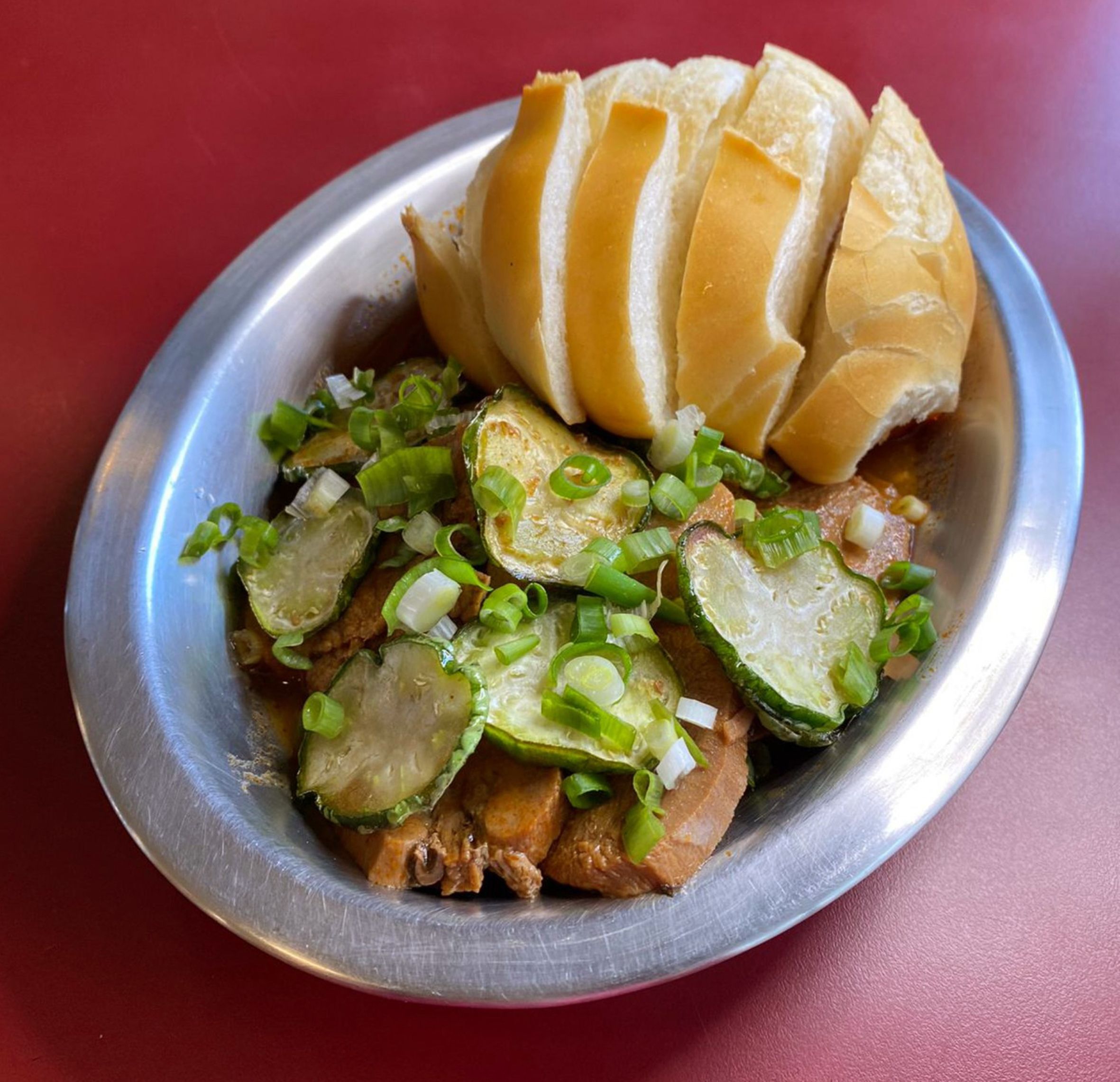Moela serve clássicos de bar, como bolinhos, croquetes, porções e batidas / Divulgação
