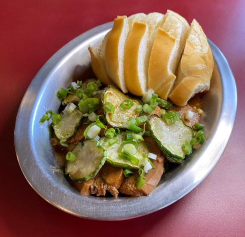 Moela serve clássicos de bar, como bolinhos, croquetes, porções e batidas / Divulgação