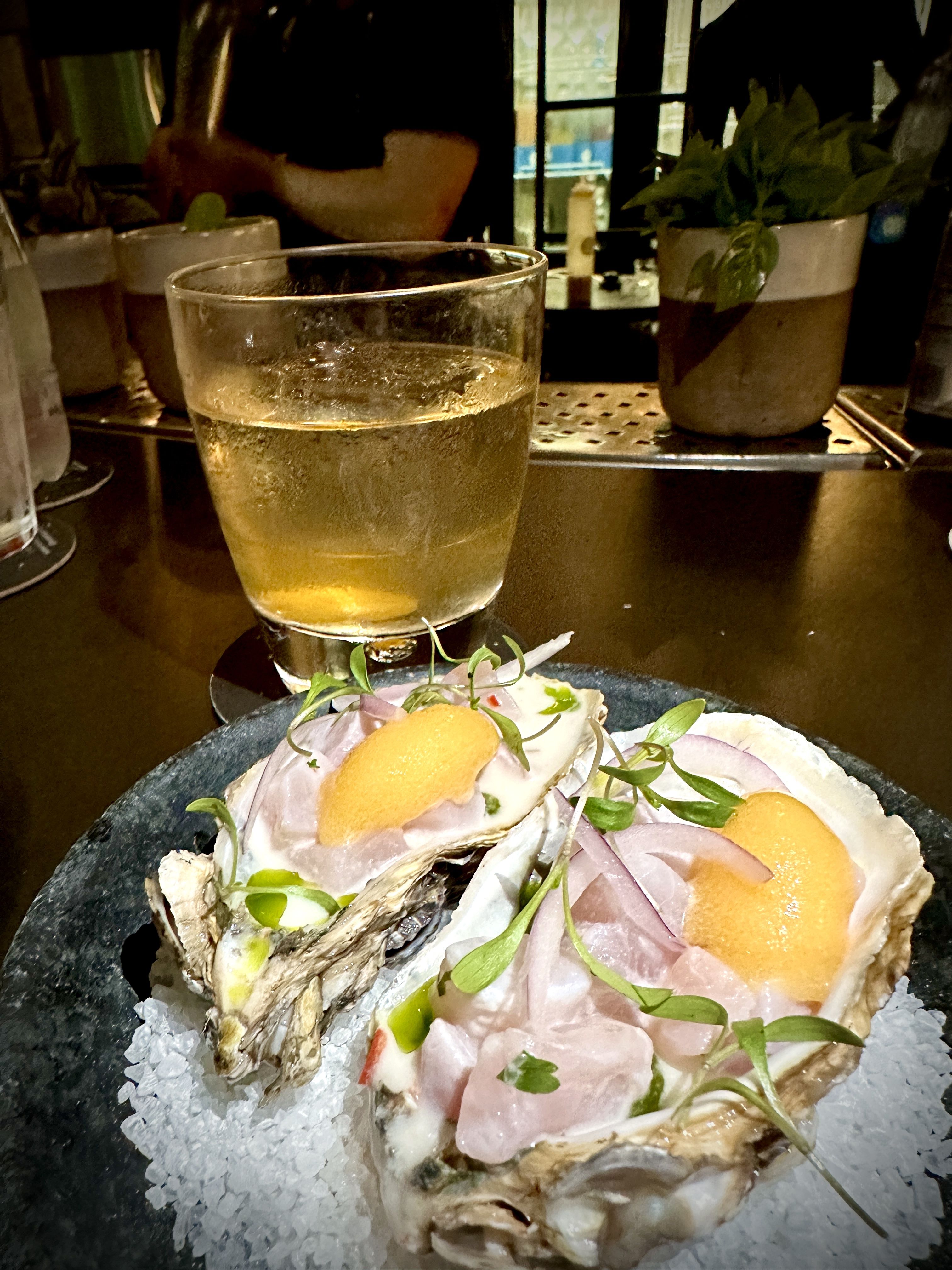 Bar Nosso, em Ipanema, tem boas opções gastronômicas que casam perfeitamente com os inúmeros drinques da casa / Tina Bini