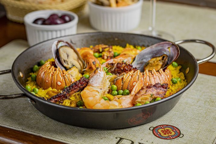 Paella Marinera leva filé de peixe e frutos do mar, como caudas de lagostas, camarões pistola, anéis de lula, polvo e mexilhões / Elvis Fernandes