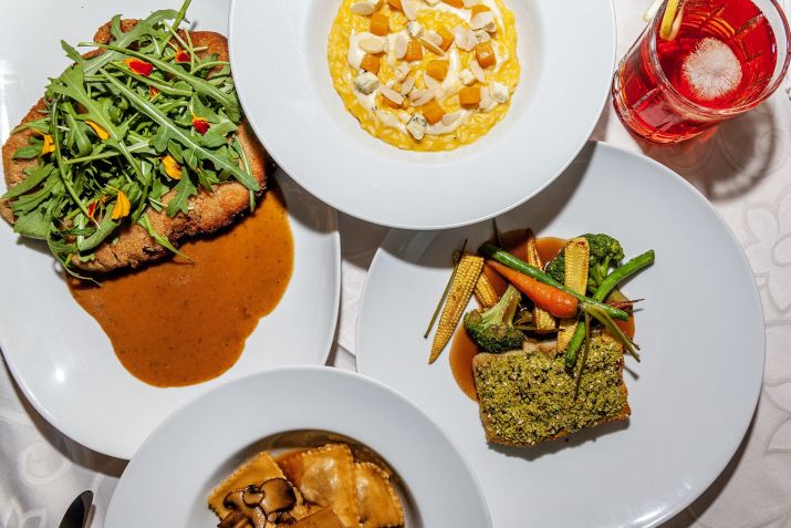Dentre as opções do menu estão entradas, seis pratos principais e sobremesas feitas com ingredientes preferidos do chef / Monica Quinta