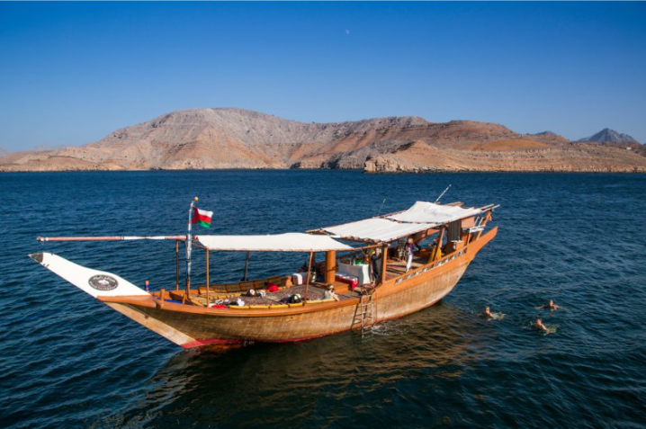 Excursões: Várias empresas locais organizam excursões de um dia pelos fiordes em barcos tradicionais conhecidos como dhows / Holger Leue/The Image Bank Unreleased/Getty Images
