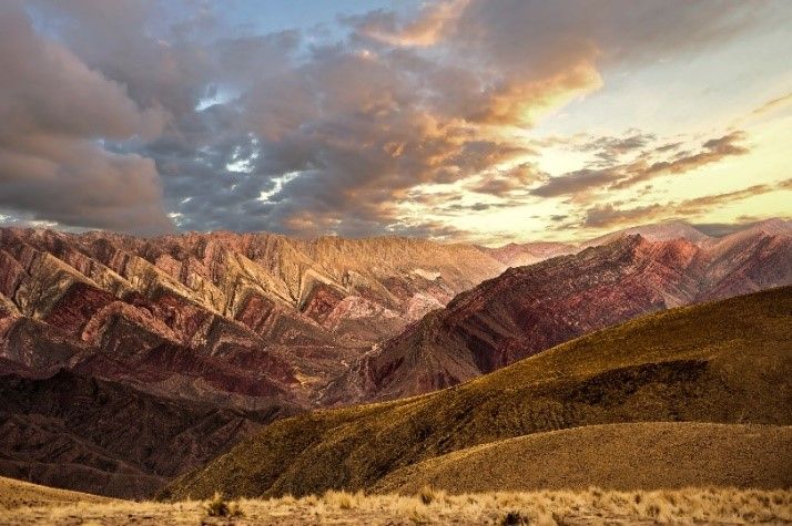 Serranía de Hornocal, também chamada de Cerro 14 Colores, é cadeia montanhosa multicolorida da Quebrada de Humahuaca / Divulgação