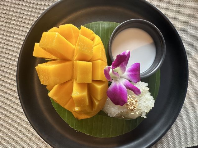 Sticky Mango Rice, sobremesa clássica que leva manga servida com leite de coco quente e arroz cozido / Arquivo pessoal