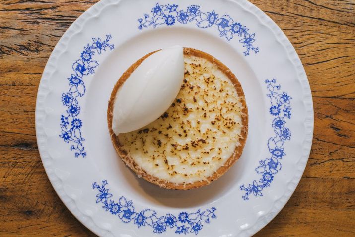 Tortinha de queijo com sorvete de leite é a única sobremesa do cardápio, mas é imperdível! / Bruno Geraldi